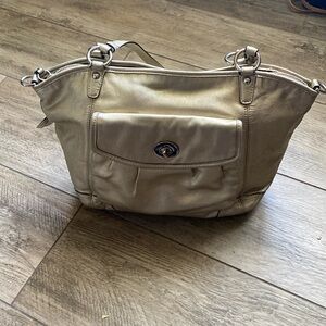 Coach handbag
Zip closure, fabric lining
Coach (Re)Loved 903